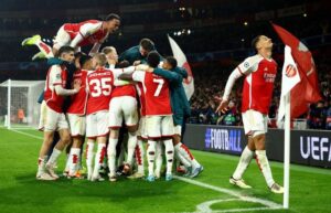 Arsenal giành vé vào Tứ Kết Champions League