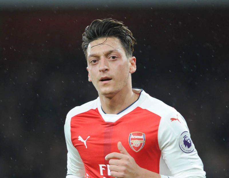 Mesut Ozil giã từ sự nghiệp trái bóng tròn