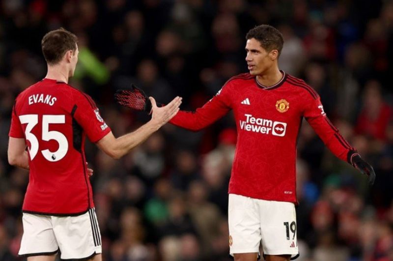 Man Utd update tình hình chấn thương của Varane và Evans